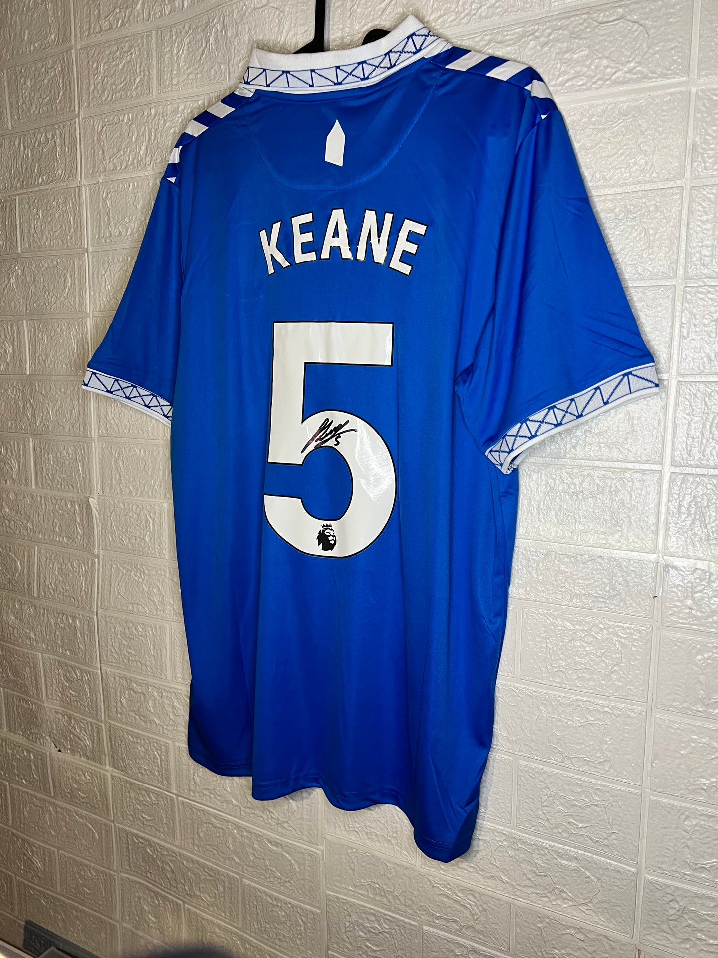 Keane signed Everton shirt.