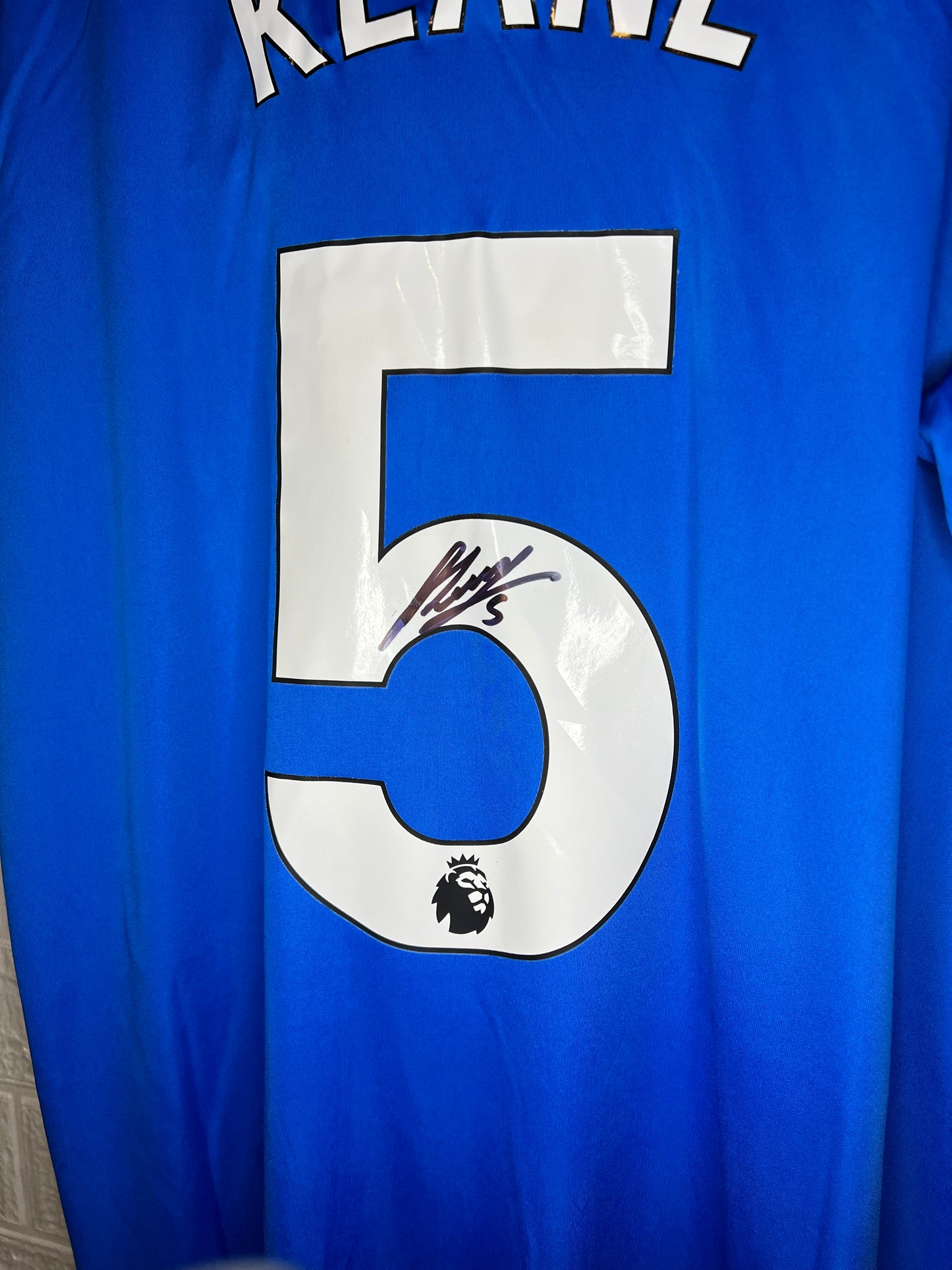 Keane signed Everton shirt.